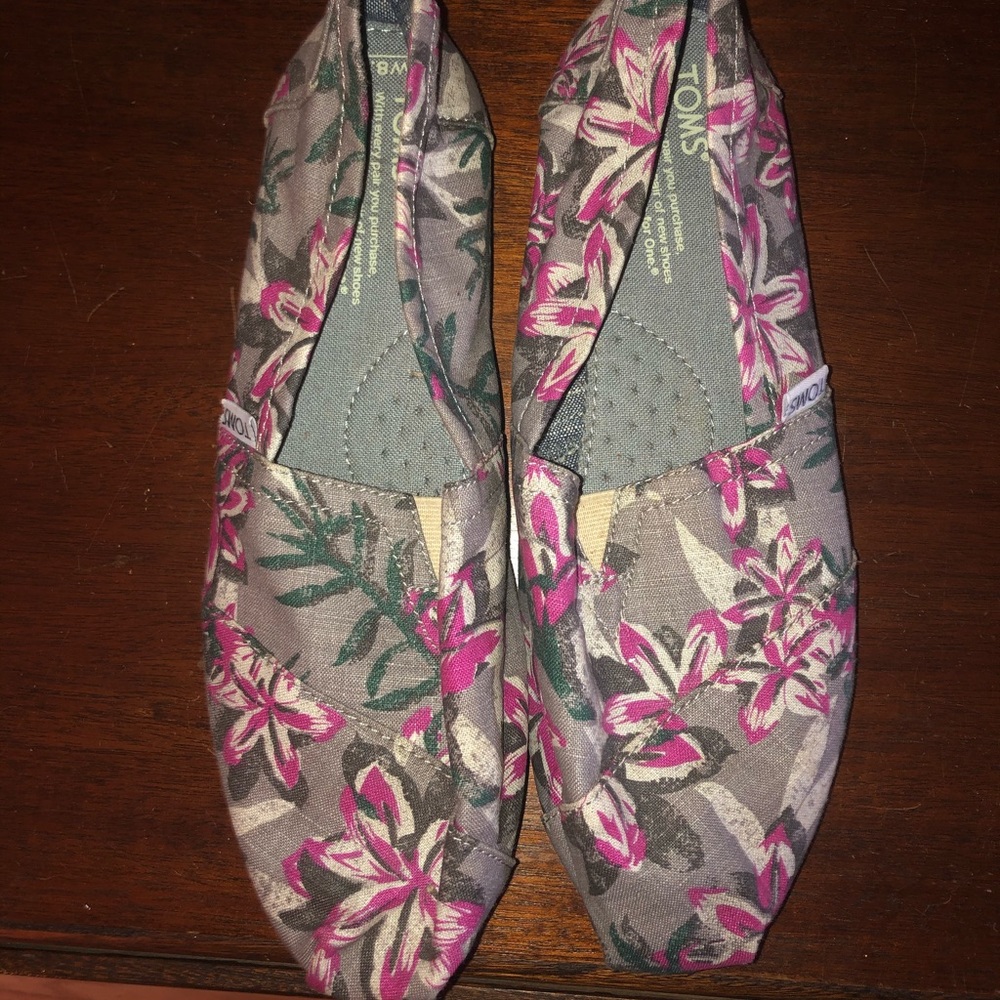 Toms - Picture 2 of 3